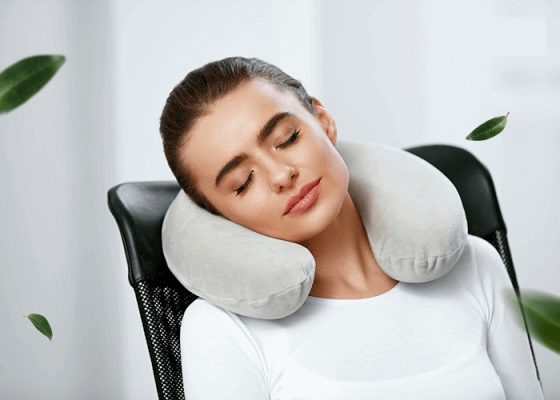 Sử dụng gối chữ U khi ở văn phòng
